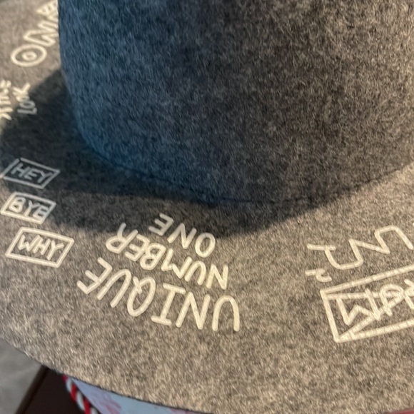 Gray wool blend fedora like new fits one size. Fashion statement pre owned - Picture 5 of 12